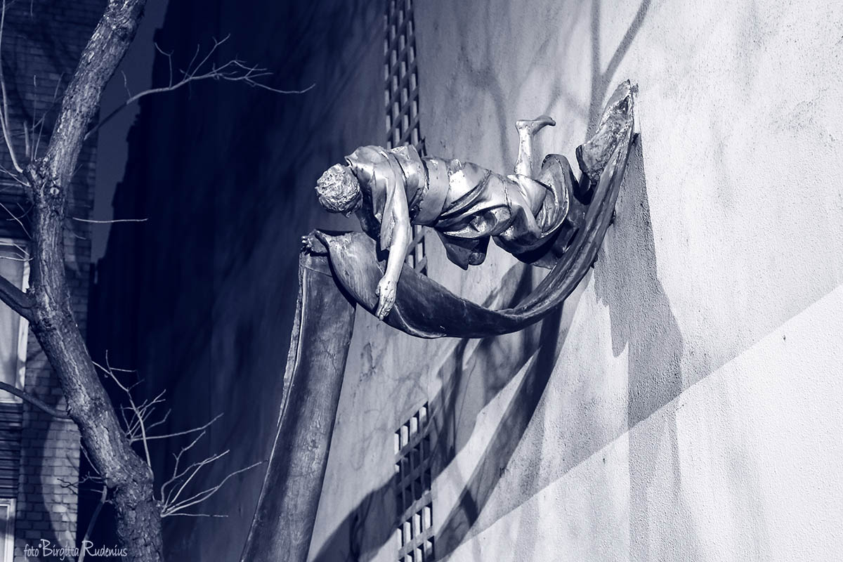 Blue Statue on the Wall ©BirgittaRudenius